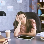 Por qué trabajar más horas te hace rendir menos, según la neurociencia