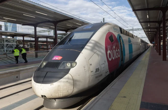 Ouigo crece en la ciudad de Óscar Puente: 15.000 viajeros se han desplazado en la ruta de Valladolid 1 Merca2.es tren de Ouigo en la estación de Chamartín-Clara Campoamor. Fuente: Agencias