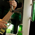 Heineken gana cuota en el 60% de sus mercados pese a ingresar un 4,7% menos en 2025 9 Merca2.es Una cerveza de Heineken