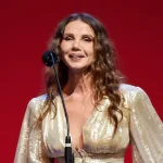 Victoria Abril pasó de Almodóvar a estrella internacional: hoy vive en París con 66 años y nadie sabe cómo cambió tanto