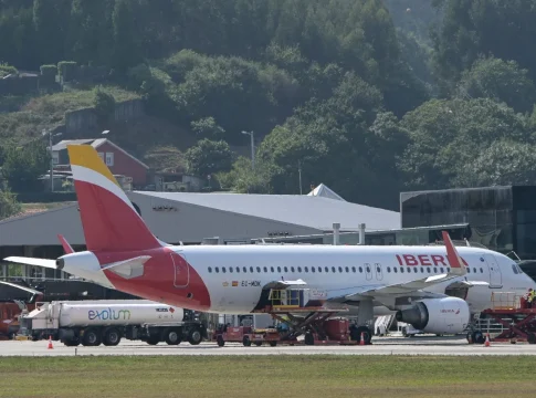 Avión de Iberia en el aeropuerto de Alvedro, a 19 de agosto de 2024, en A Coruña, Galicia (España). Fuente: Agencias Avión de Iberia en el aeropuerto de Alvedro, a 19 de agosto de 2024, en A Coruña, Galicia (España). Fuente: Agencias