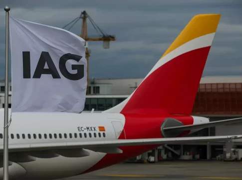 Avión de Iberia y bandera de IAG. Agencias Avión de Iberia y bandera de IAG. Agencias