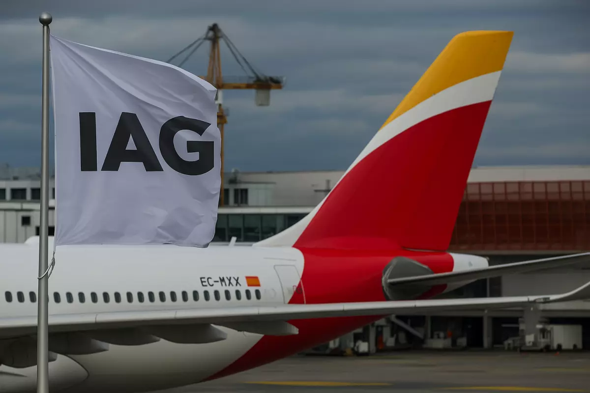 Avión de Iberia y bandera de IAG. Agencias
