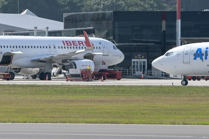 El equipaje irregular te puede salir caro: Iberia fija un recargo máximo de 275 euros 2 Merca2.es Aviones de Iberia y de Air Europa en Barajas. Fuente: Agencias