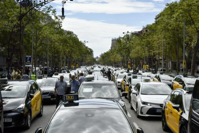 Concentración de Taxis en el paseo de Gracia de Barcelona. Fuente: Agencias