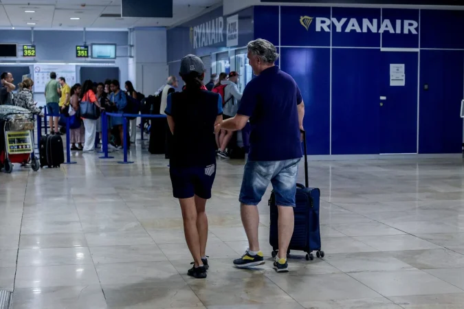 Dos personas con una maleta en el aeropuerto Adolfo Suárez-Madrid Barajas, a 4 de agosto de 2023, en Madrid (España). Fuente: Agencias