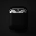 Los auriculares con inteligencia artificial de OpenAI llegarán en septiembre y revolucionarán la IA de consumo 4 Merca2 El diseño del dispositivo corre a cargo de Jony Ive, el histórico responsable del diseño del iPhone, que se incorporó a OpenAI tras la adquisición de su startup io por 6.500 millones de dólares.