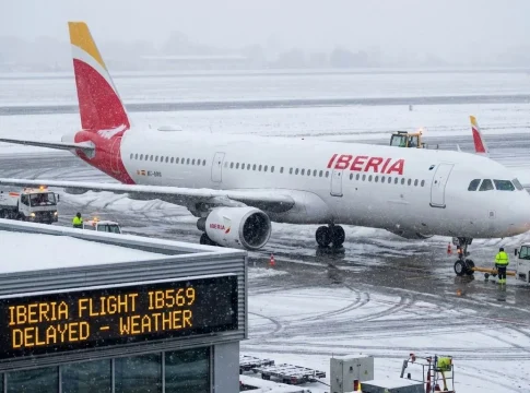 El vuelo retrasado de Iberia. Imagen creada con IA El vuelo retrasado de Iberia. Imagen creada con IA