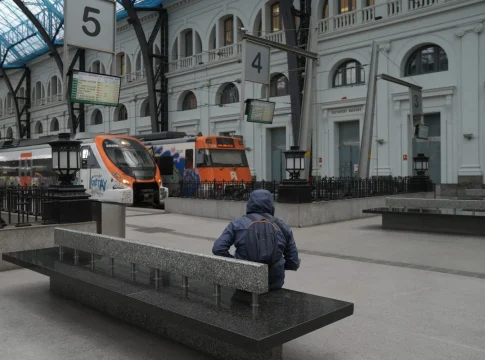 Pasajero esperando en la estación del Rodalies. Fuente: Agencias Pasajero esperando en la estación del Rodalies. Fuente: Agencias