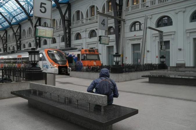 Esto demandan los maquinistas para evitar la huelga: exigencias clave tras los accidentes de Adamuz y Rodalies 1 Merca2.es Pasajero esperando en la estación del Rodalies. Fuente: Agencias