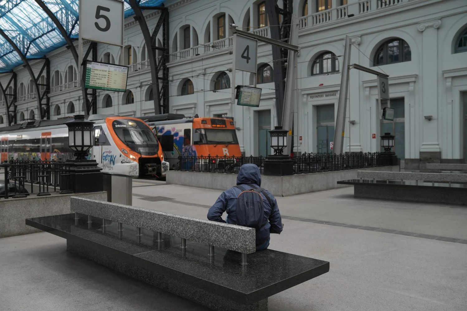 Pasajero esperando en la estación del Rodalies. Fuente: Agencias