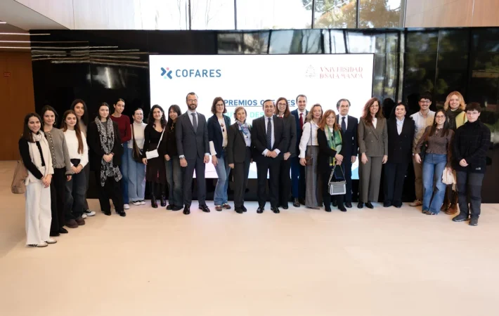 El acto ha sido presidido por Eduardo Pastor, presidente de Cofares, y Clara Isabel Colino Gandarillas, decana de la Facultad de Farmacia de la Universidad de Salamanca.