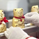 Ni el prestigio salva a Lindt: el consumidor empieza a rechazar sus precios 1 Merca2 Fábrica de Lindt, con sus famosos osos de chocolate