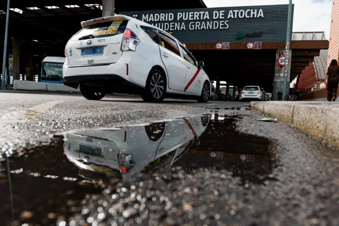 Las VTC confirman la tendencia al cierre del año y siguen creciendo más rápido que el taxi 1 Merca2.es Taxi en Atocha. Fuente: Agencias