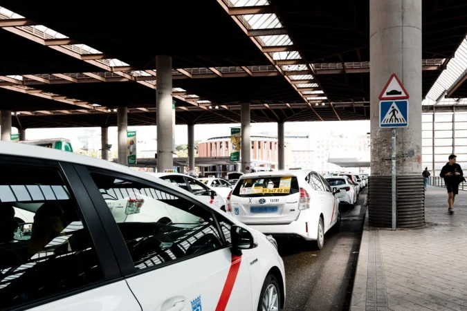 La decisión de no exigir las etiquetas ECO en Madrid da oxígeno a las VTC y al taxi 1 Merca2.es Taxis en Atocha. Fuente: Agencias
