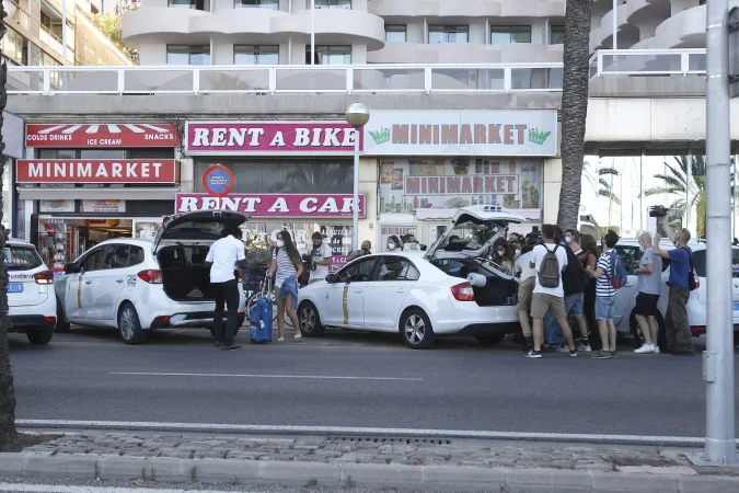 Tsunami de VTC en Baleares: los ayuntamientos decidirán el futuro de 10.000 solicitudes de licencias 1 Merca2.es Taxis en Mallorca en 2021. Agencias