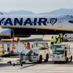 Un avión de Ryanair y carritos transportadores en el Aeropuerto Internacional de la Región de Murcia. Fuente: Agencias