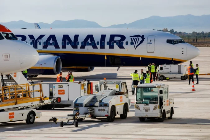 Un avión de Ryanair y carritos transportadores en el Aeropuerto Internacional de la Región de Murcia. Fuente: Agencias