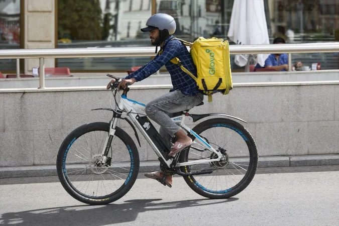 Hasta 700 viajes al mes para que la aplicación te premie: la realidad de los contratados en Glovo 3 Merca2.es Un repartidor de Glovo en bicicleta por una calle de Madrid, 29 de agosto de 2025, en Madrid. Fuente: Agencias