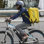 Los riders de Uber Eats y Glovo insisten en no subir escaleras y abandonar pedidos en los portales 2 Merca2 Un repartidor de Glovo en bicicleta por una calle de Madrid, 29 de agosto de 2025, en Madrid. Fuente: Agencias