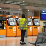 Esto demandan los maquinistas para evitar la huelga: exigencias clave tras los accidentes de Adamuz y Rodalies 11 Merca2 Una persona en la Estación de Passeig de Gràcia mientras continúa la suspensión del servicio de Rodalies, a 22 de enero de 2026. Fuente: Agencias