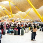 Viajeros en el Aeropuerto Adolfo Suárez Madrid-Barajas, a 19 de diciembre de 2025, el más impprtante de AENA. Fuente: Agencias