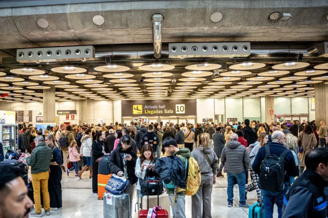 Viajeros en el Aeropuerto Adolfo Suarez Madrid Barajas a 19 de diciembre de 2025 el mas impprtante de AENA. Fuente Agencias Merca2.es