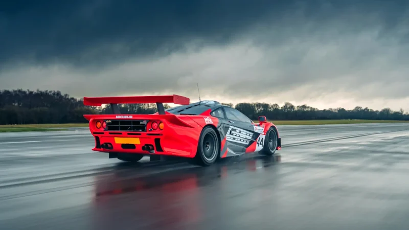 Sotheby’s subasta un McLaren F1 GTR de 1997 a partir de 18 millones de dólares 3 Merca2.es Se rediseñó toda la parte trasera con el fin de reducir el peso, lo que dio como resultado un coche que pesaba solo 915 kilogramos. Imagen: Sotheby's