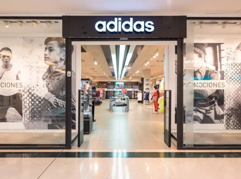 Adidas_tienda Adidas presenta resultados sólidos y lanza una recompra de acciones de 1.000 millones en plena desconfianza del mercado