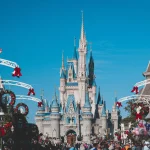 Disney reduce sus beneficios, pero bate las estimaciones tras un año complicado 4 Merca2 El castillo de Cenicienta en Disney Orlando. Creative Commons