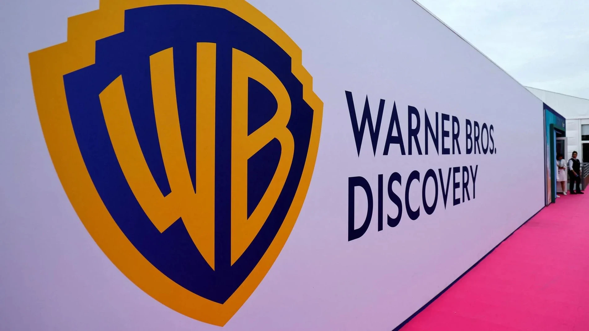 Entrada de Warner Bros Discovery, empresa que quiere comprar Paramount. Fuente: Agencias Entrada de Warner Bros Discovery, empresa que quiere comprar Paramount. Fuente: Agencias
