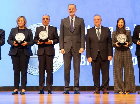 Moeve recibe el Premio Nacional de Industria “Bien hecho en España” por su proyecto logístico ‘Track and Trace’ Moeve recibe el Premio Nacional de Industria “Bien hecho en España” por su proyecto logístico ‘Track and Trace’