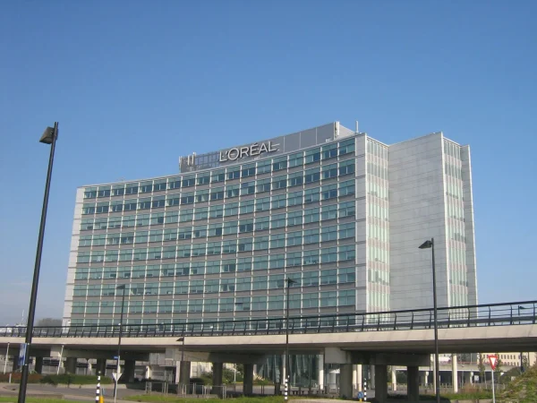 L'Oréal bate a sus competidores en ventas y apunta a un 3,7% de crecimiento mientras Asia frena el ritmo 10 Merca2.es L’Oréal factura 44.100 millones en 2025: más margen, pero el lujo en China y el travel retail frenan el ritmo