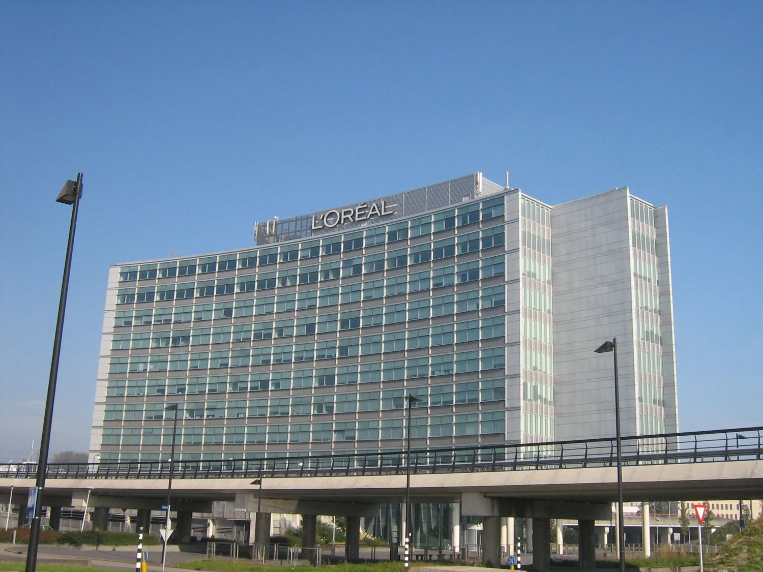 L’Oréal ingresa 44.100 millones mientras el auge de las marcas chinas desafía su dominio