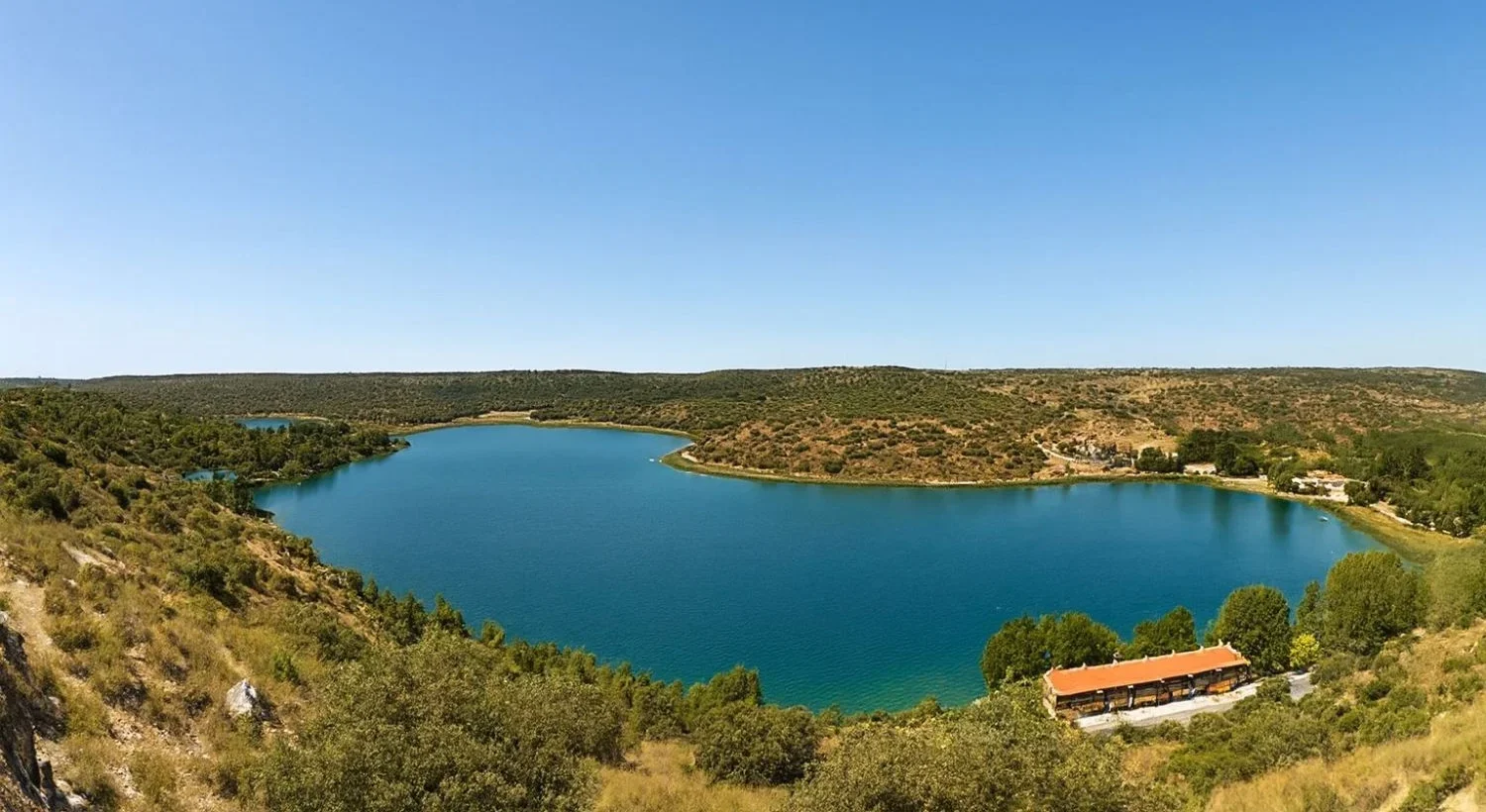 Olvídate de Plitvice en Croacia: las Lagunas de Ruidera son un paraíso turquesa en La Mancha y están a rebosar ahora mismo