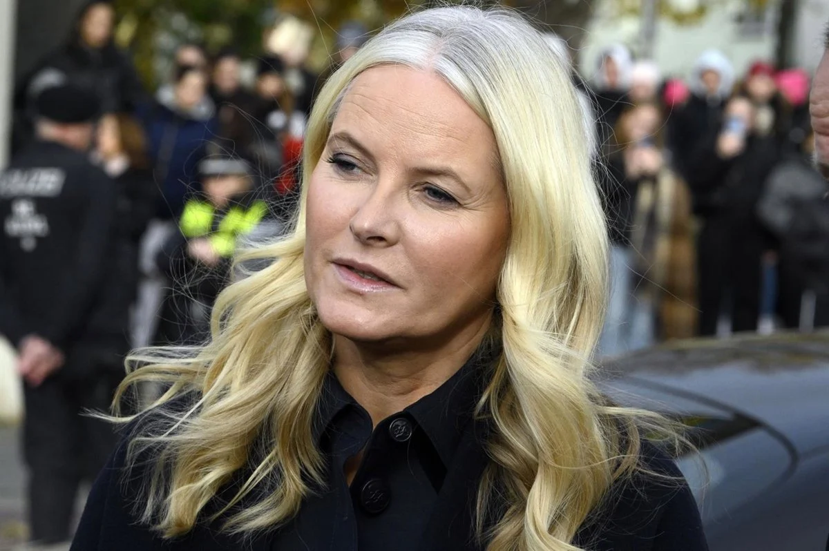 La princesa Mette-Marit pide disculpas tras conocerse su relación con Jeffrey Epstein