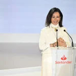 Banco Santander acelera su expansión: 210 millones de clientes y 20.000 millones de beneficio en 2028 9 Merca2 Ana Botín es la presidenta ejecutiva (Executive Chair) de Banco Santander, desde septiembre de 2014