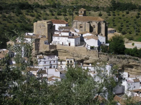 Viven debajo de piedras literalmente: el pueblo blanco de Cádiz que humilla arquitectónicamente a cualquier destino europeo y donde se come de cine Viven debajo de piedras literalmente: el pueblo blanco de Cádiz que humilla arquitectónicamente a cualquier destino europeo y donde se come de cine