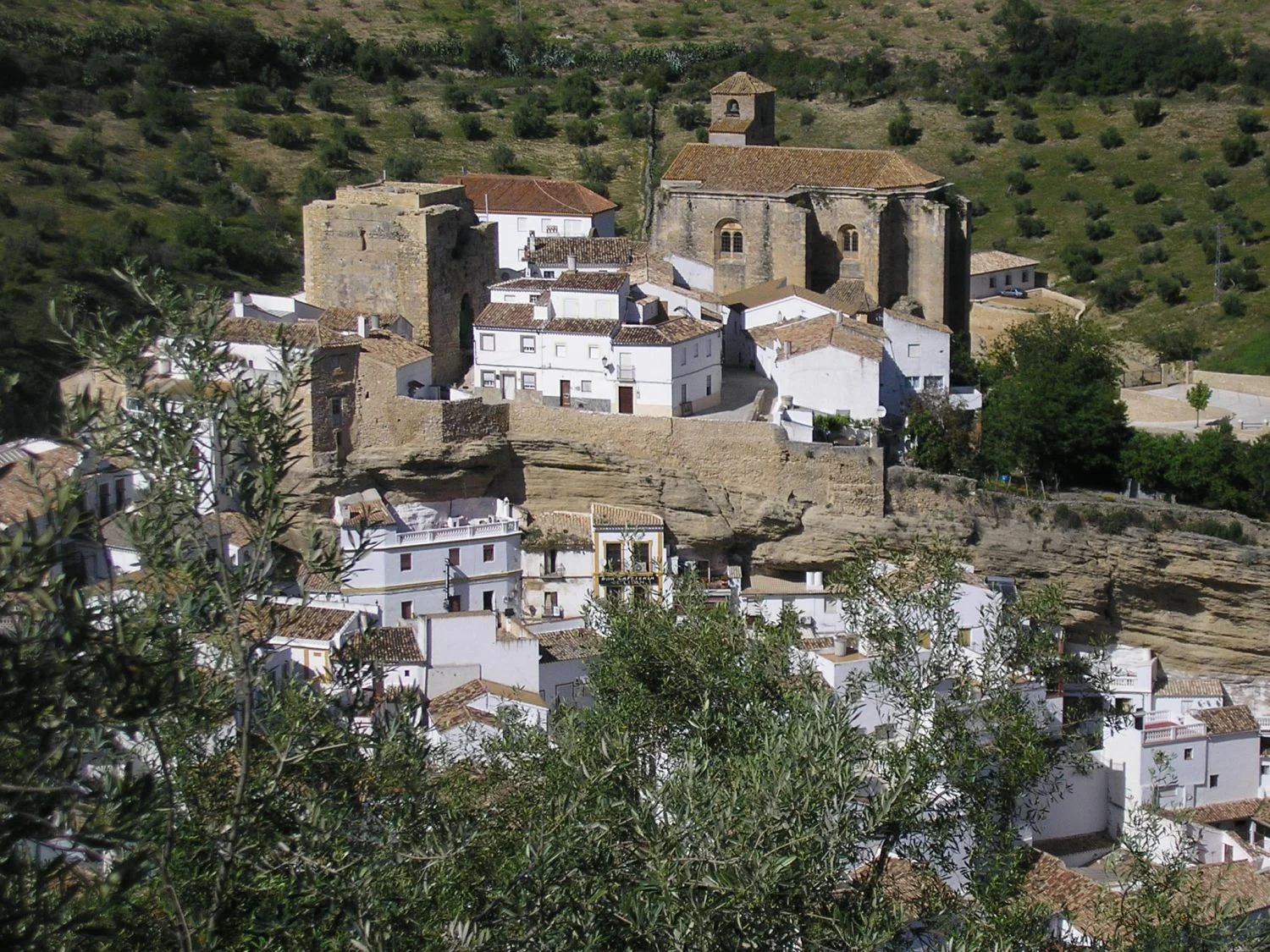 Viven debajo de piedras literalmente: el pueblo blanco de Cádiz que humilla arquitectónicamente a cualquier destino europeo y donde se come de cine Viven debajo de piedras literalmente: el pueblo blanco de Cádiz que humilla arquitectónicamente a cualquier destino europeo y donde se come de cine