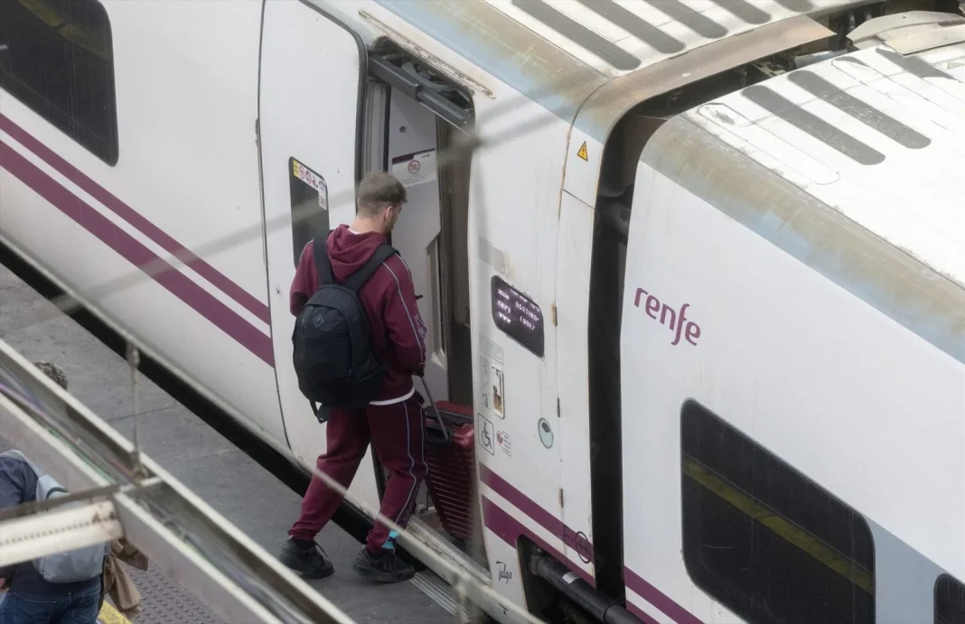 Viajero abordando un AVE de Renfe en Madrid. Fuente: Agencias Viajero abordando un AVE de Renfe en Madrid. Fuente: Agencias
