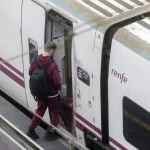 Viajero abordando un AVE de Renfe en Madrid. Fuente: Agencias