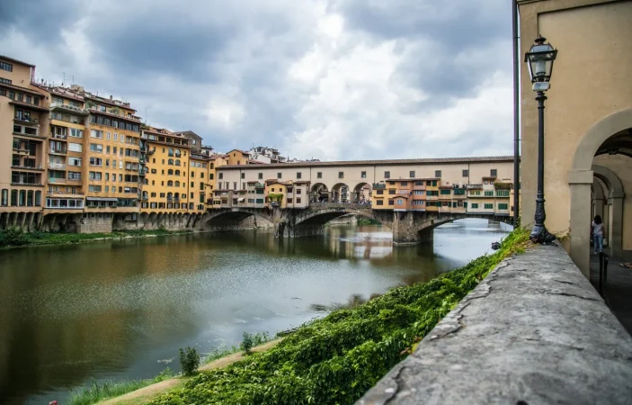 beautiful shot ponte vecchio florence italy with cloudy gray sky background Merca2.es