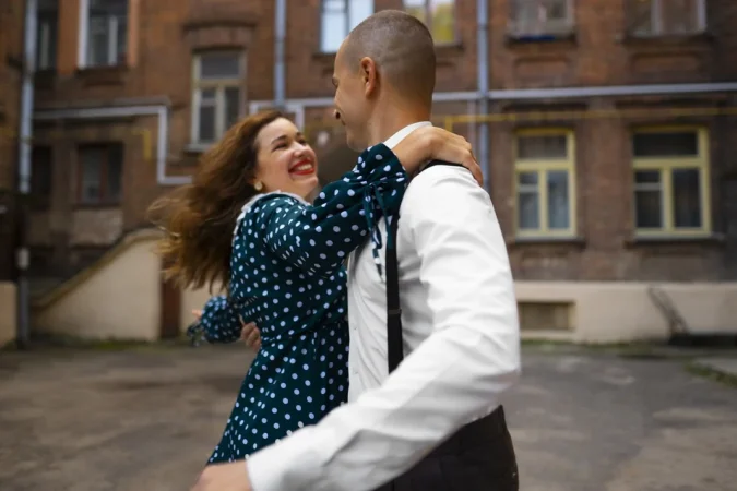 couple dancing outdoors side view Merca2.es