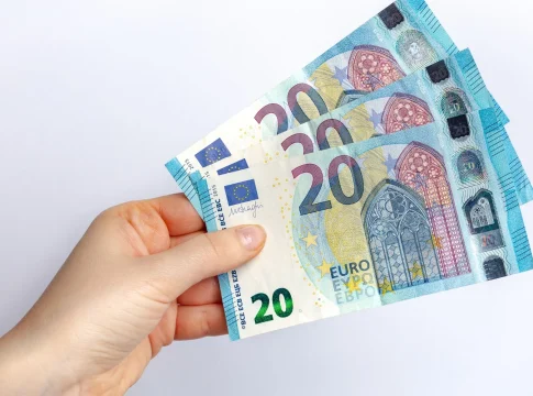 ¿Le has dado dinero a tu hijo? La cifra de Hacienda que te obligará a hacer el papeleo ¿Le has dado dinero a tu hijo? La cifra de Hacienda que te obligará a hacer el papeleo