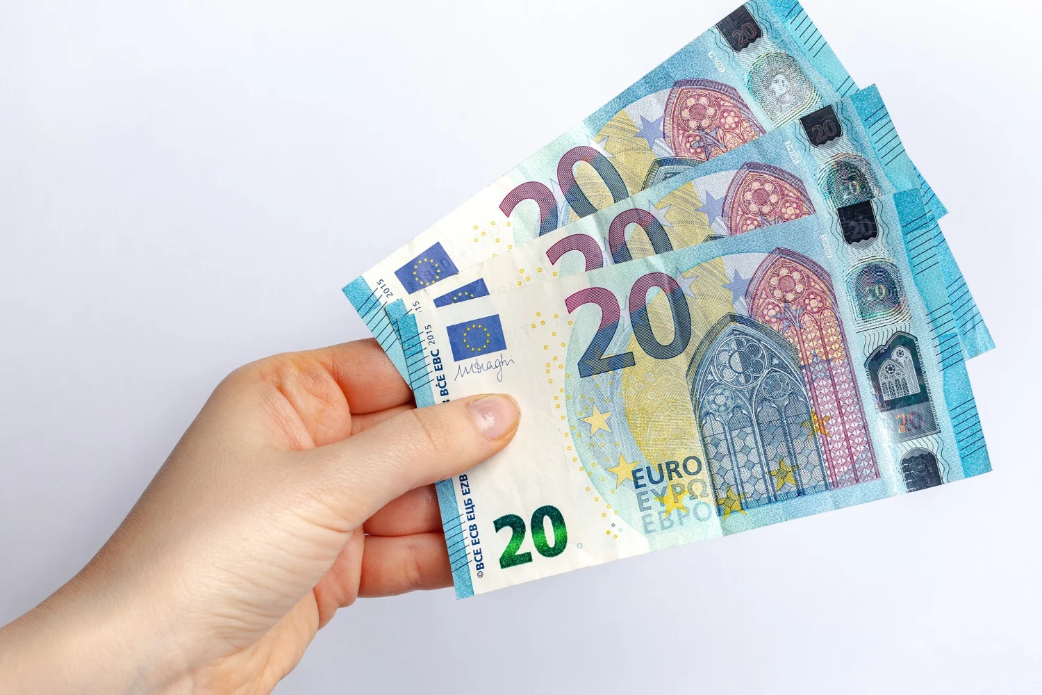 ¿Le has dado dinero a tu hijo? La cifra de Hacienda que te obligará a hacer el papeleo