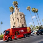 Logística de última milla: así distribuye Heineken España en los cascos históricos 3 Merca2.es Uno de los camiones eléctricos puestos en marcha en Sevilla.