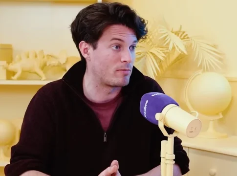 Carles Tamayo (31), cineasta y periodista: “Todos creemos que nunca caeríamos en una secta, pero cualquiera puede hacerlo” Carles Tamayo (31), cineasta y periodista: “Todos creemos que nunca caeríamos en una secta, pero cualquiera puede hacerlo”