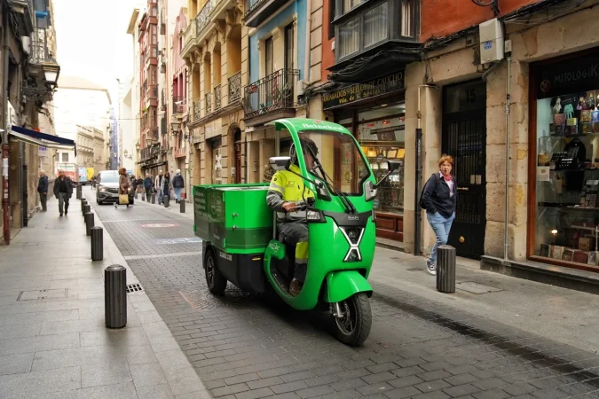 Ciclomotor eléctrico en reparto en las calles de Bilbao.