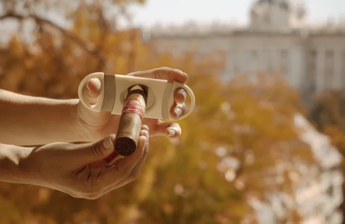 Tus imprescindibles para comenzar en el mundo del habano: el corte y encendido 1 Merca2.es Corte del habano Merca2.es