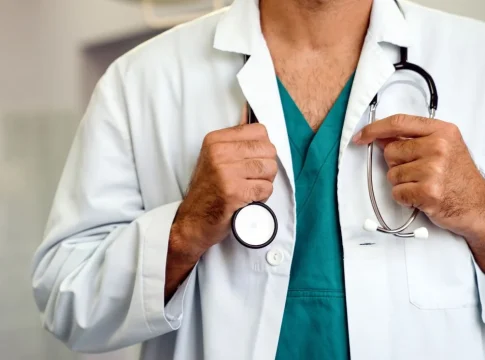 Doctor esperando paciente